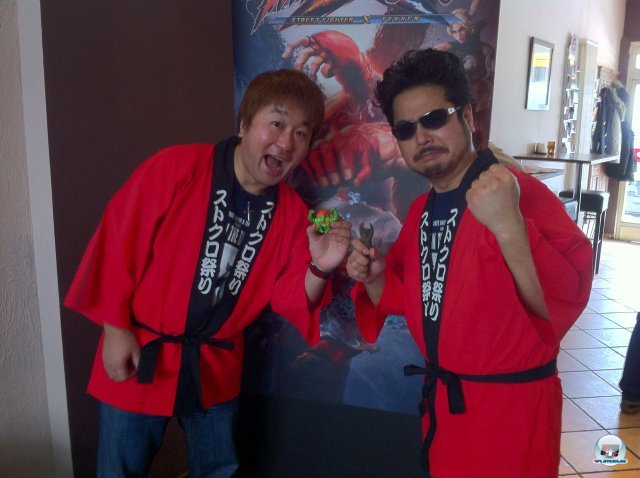 Die Prügel-Großmeister im Gespräch: Links Yoshinori Ono (Capcom), rechts Katsuhiro Harada (Namco). Die Prügel-Großmeister im Gespräch: Links Yoshinori Ono (Capcom), rechts Katsuhiro Harada (Namco).
