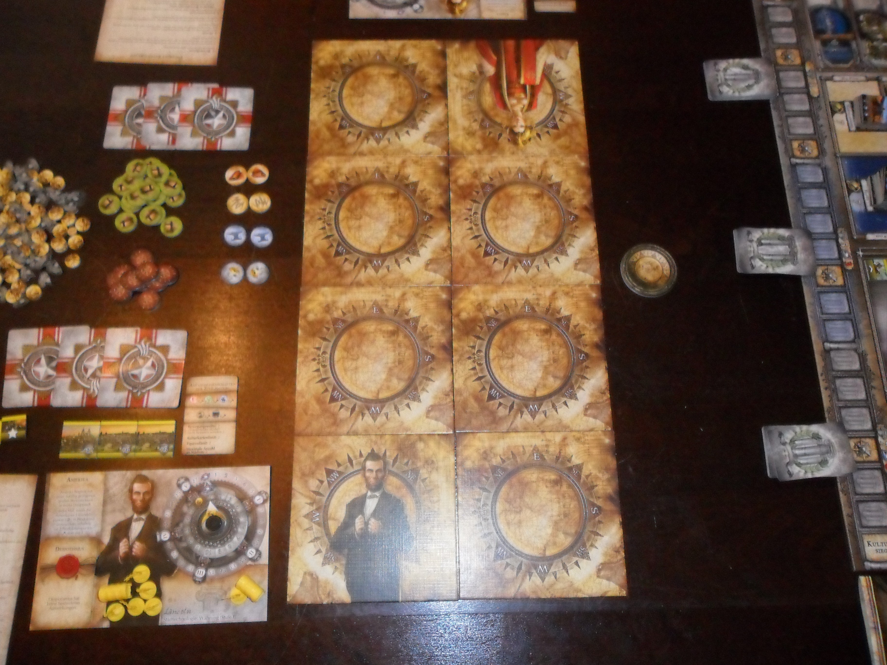 Terra inkognita: Man legt die Welt zunächst verdeckt aus - hier ein Spiel zu zweit mit acht Gebieten. Terra inkognita: Man legt die Welt zunächst verdeckt aus - hier ein Spiel zu zweit mit acht Gebieten.