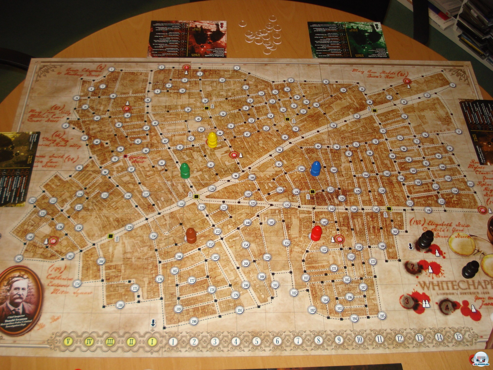 Bis zu fünf Ermittler jagen Jack the Ripper durch ein Straßenlabyrinth. Bis zu fünf Ermittler jagen Jack the Ripper durch ein Straßenlabyrinth.