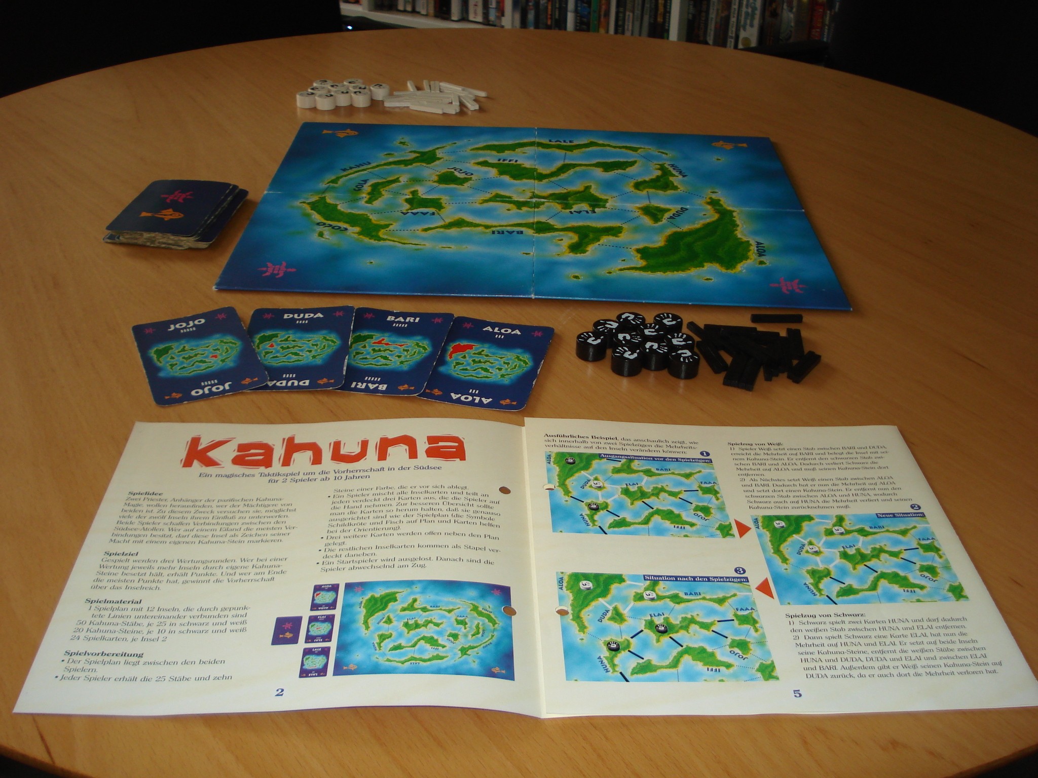 Kahuna erschien bereits 1997. Das Taktikspiel für zwei Personen ist bei Kosmos erschienen. Kahuna erschien bereits 1997. Das Taktikspiel für zwei Personen ist bei Kosmos erschienen.